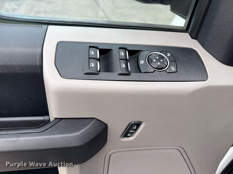 image for item DM5593 2019 Ford F250 Super Duty SuperCab utility bed pickup truck