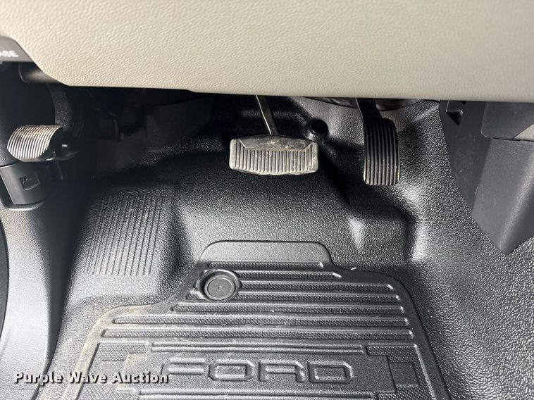 image for item DM5593 2019 Ford F250 Super Duty SuperCab utility bed pickup truck