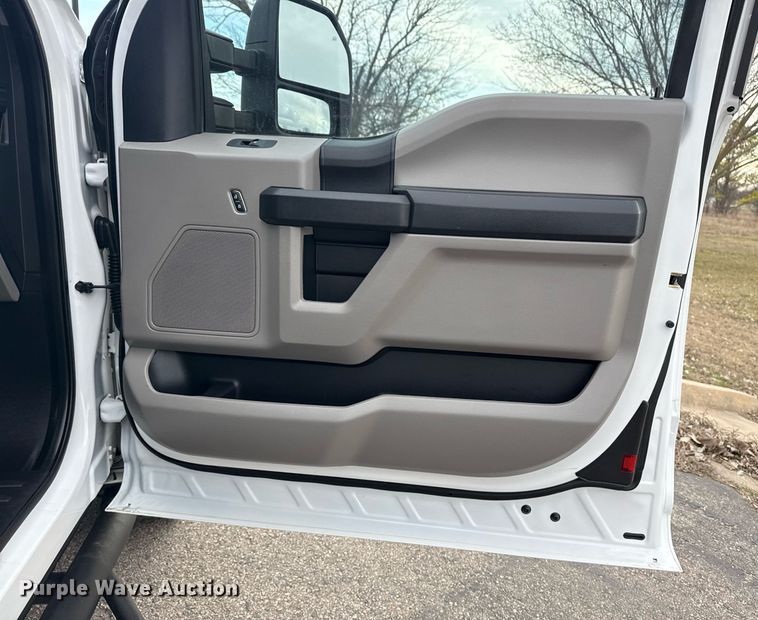 image for item DM5593 2019 Ford F250 Super Duty SuperCab utility bed pickup truck
