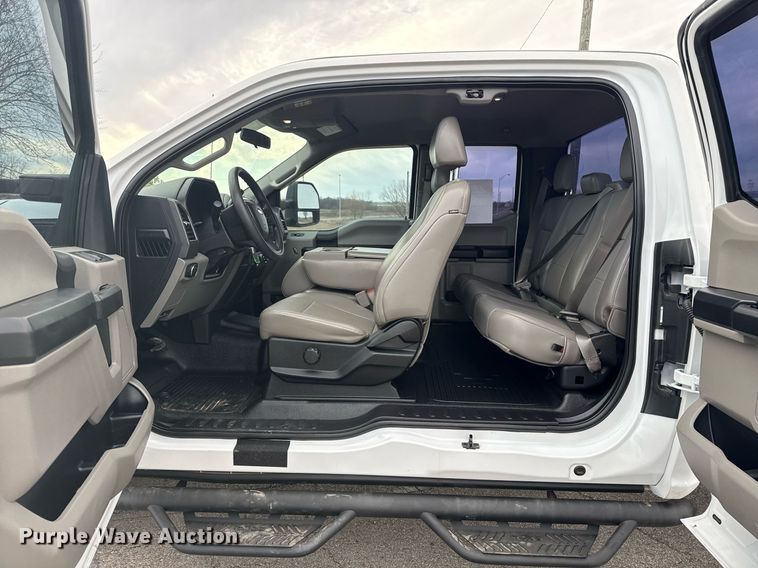 image for item DM5593 2019 Ford F250 Super Duty SuperCab utility bed pickup truck