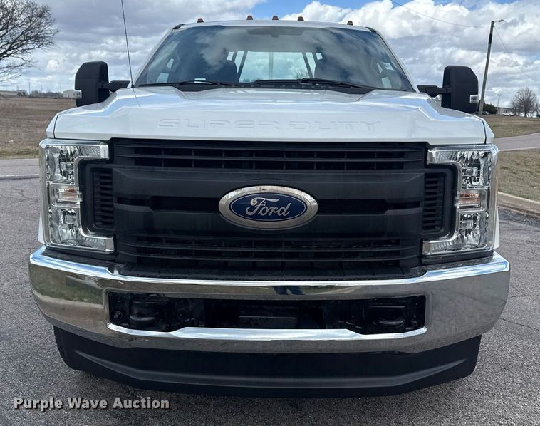 image for item DM5606 2017 Ford F350 Super Duty flatbed pickup truck