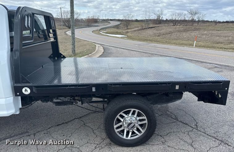 image for item DM5606 2017 Ford F350 Super Duty flatbed pickup truck