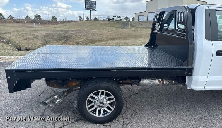 image for item DM5606 2017 Ford F350 Super Duty flatbed pickup truck