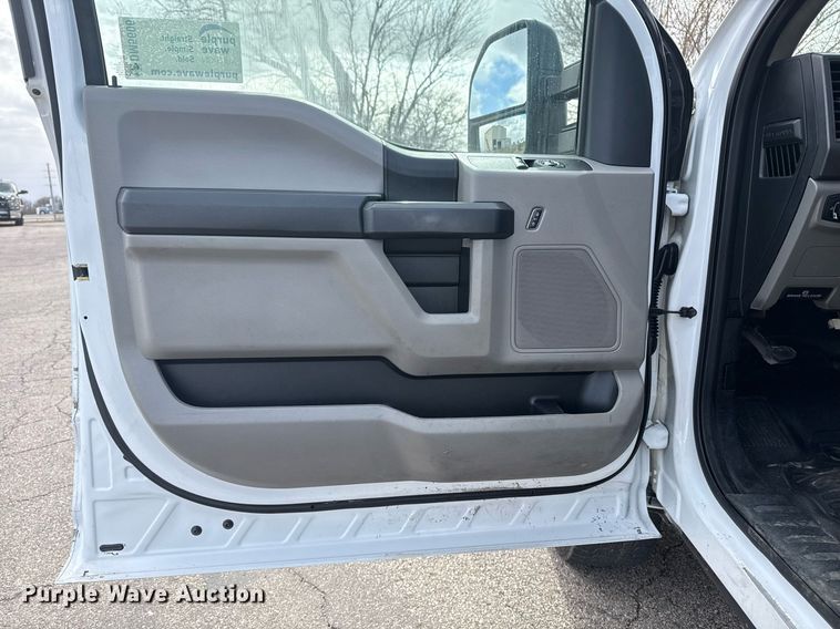 image for item DM5606 2017 Ford F350 Super Duty flatbed pickup truck