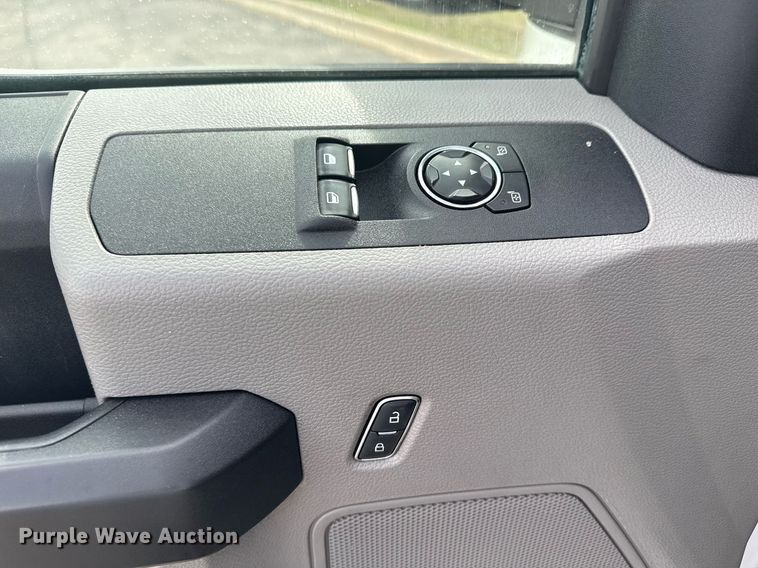 image for item DM5606 2017 Ford F350 Super Duty flatbed pickup truck