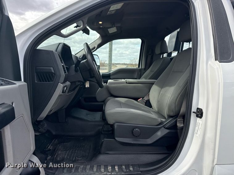 image for item DM5606 2017 Ford F350 Super Duty flatbed pickup truck