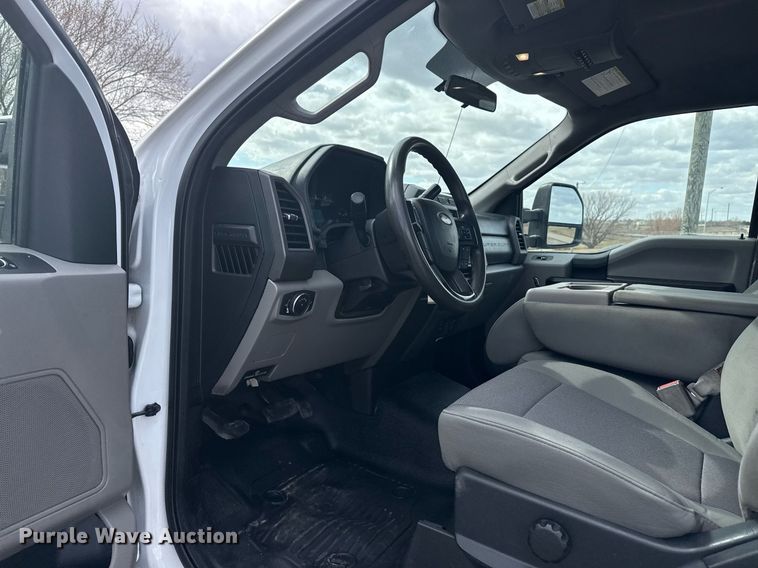 image for item DM5606 2017 Ford F350 Super Duty flatbed pickup truck