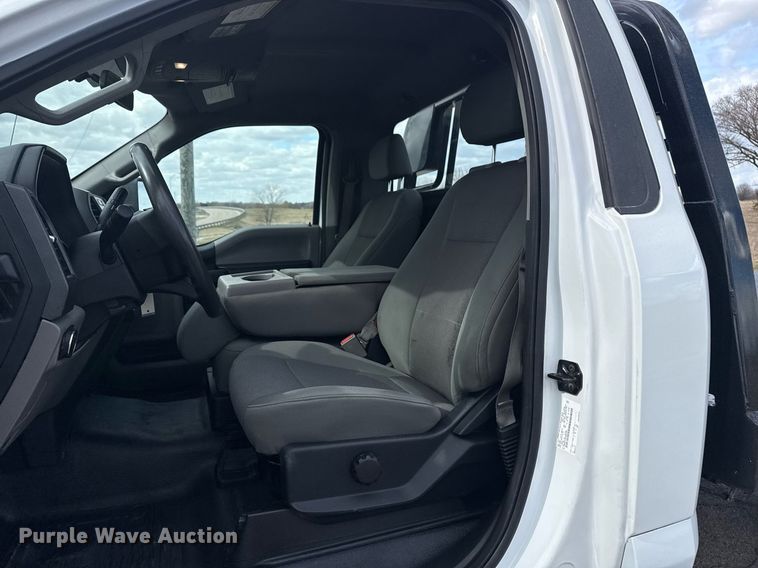 image for item DM5606 2017 Ford F350 Super Duty flatbed pickup truck