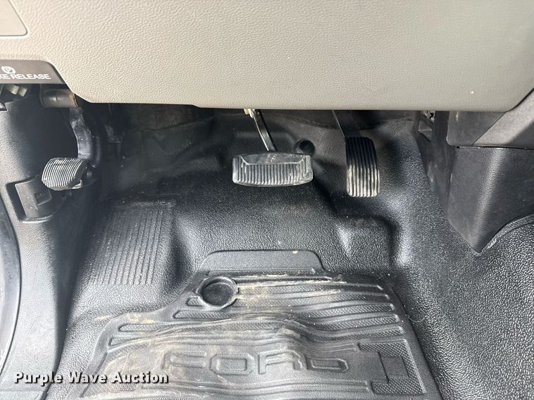 image for item DM5606 2017 Ford F350 Super Duty flatbed pickup truck