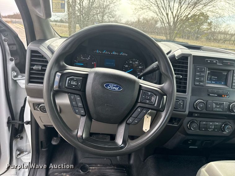 image for item DM5606 2017 Ford F350 Super Duty flatbed pickup truck