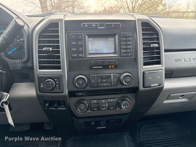 image for item DM5606 2017 Ford F350 Super Duty flatbed pickup truck