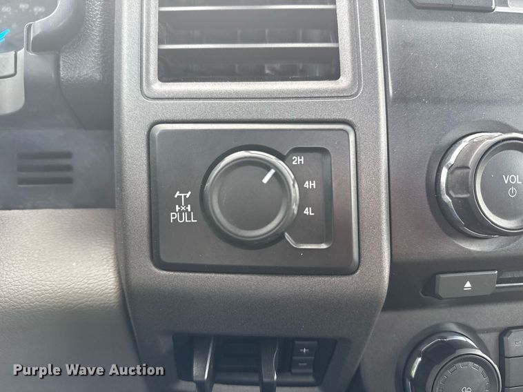 image for item DM5606 2017 Ford F350 Super Duty flatbed pickup truck