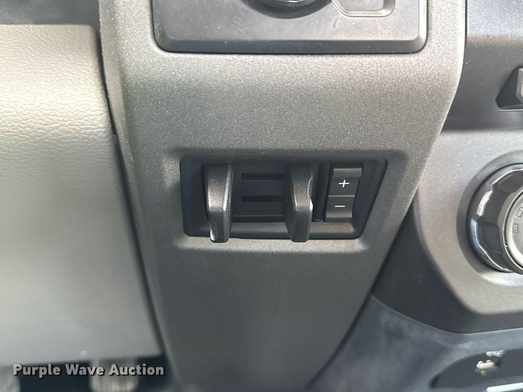 image for item DM5606 2017 Ford F350 Super Duty flatbed pickup truck