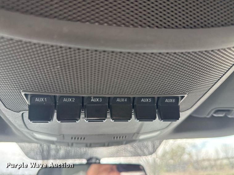 image for item DM5606 2017 Ford F350 Super Duty flatbed pickup truck