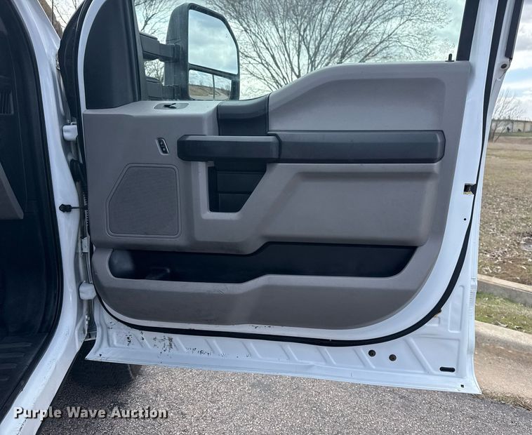 image for item DM5606 2017 Ford F350 Super Duty flatbed pickup truck