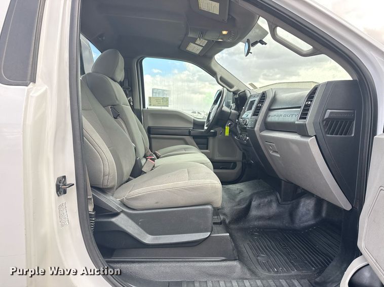 image for item DM5606 2017 Ford F350 Super Duty flatbed pickup truck