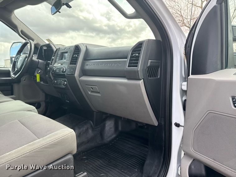 image for item DM5606 2017 Ford F350 Super Duty flatbed pickup truck