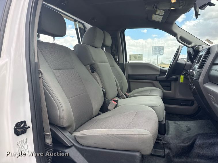 image for item DM5606 2017 Ford F350 Super Duty flatbed pickup truck