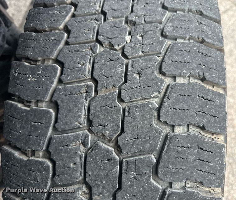 image for item DM5606 2017 Ford F350 Super Duty flatbed pickup truck