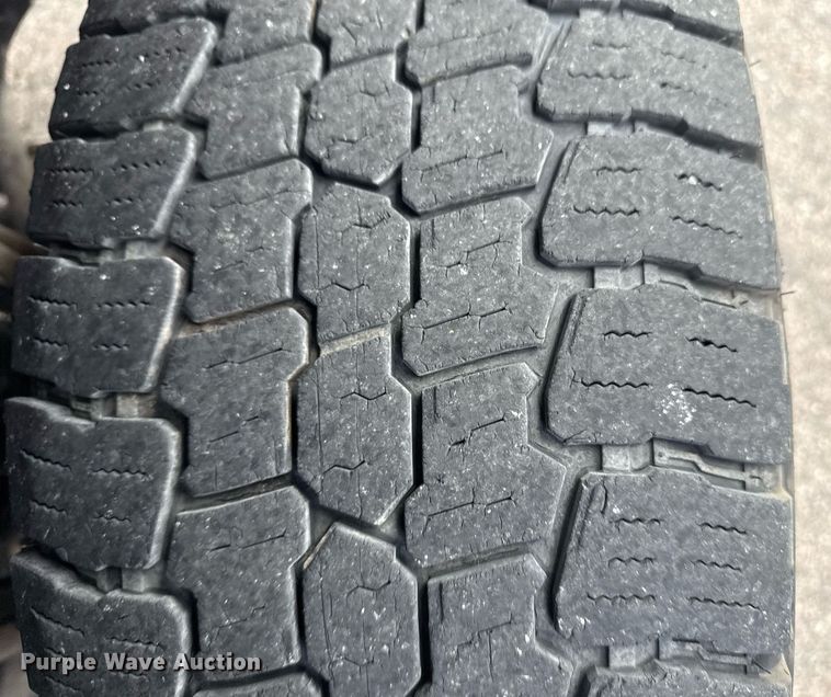 image for item DM5606 2017 Ford F350 Super Duty flatbed pickup truck