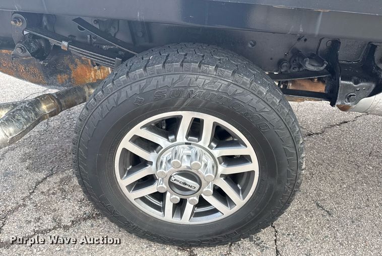 image for item DM5606 2017 Ford F350 Super Duty flatbed pickup truck