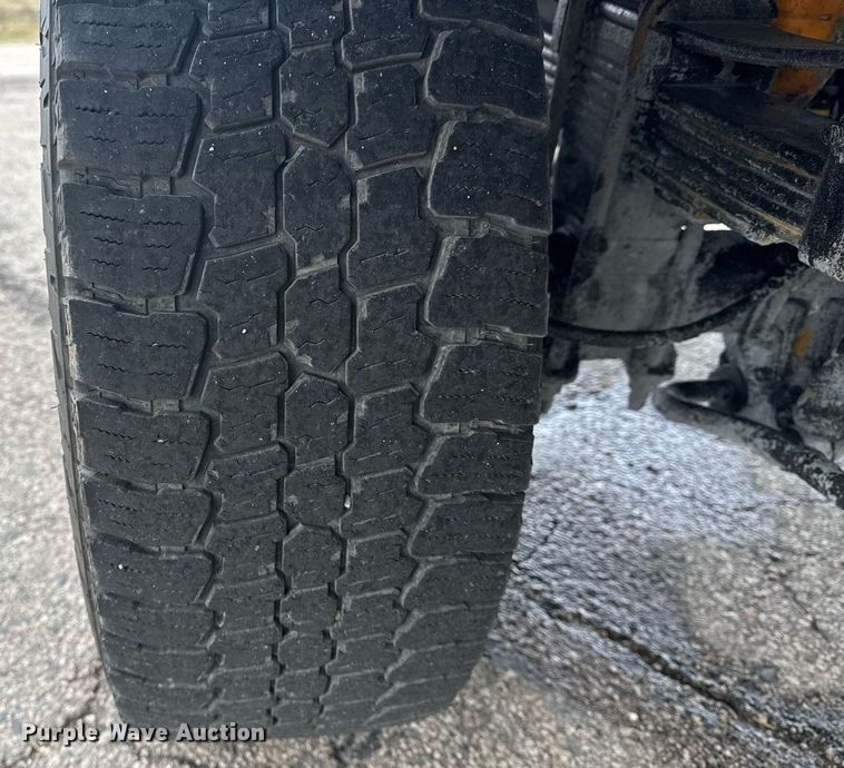 image for item DM5606 2017 Ford F350 Super Duty flatbed pickup truck