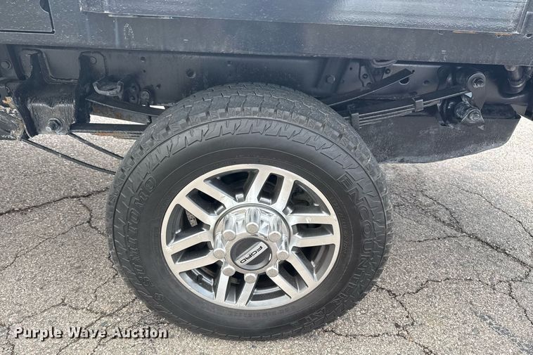 image for item DM5606 2017 Ford F350 Super Duty flatbed pickup truck