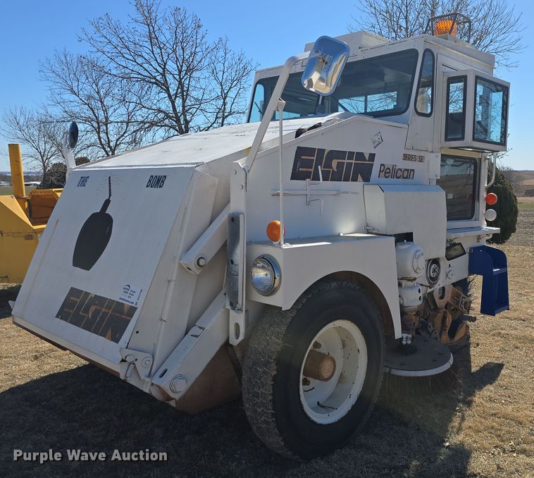 image for item DO7796 1992 Elgin Pelican Series SE street sweeper