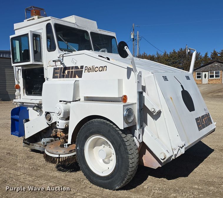 image for item DO7796 1992 Elgin Pelican Series SE street sweeper