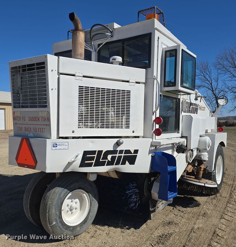 image for item DO7796 1992 Elgin Pelican Series SE street sweeper