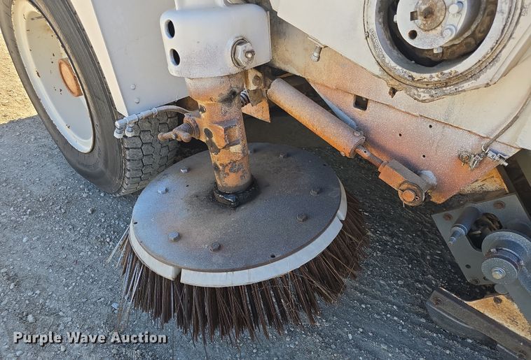 image for item DO7796 1992 Elgin Pelican Series SE street sweeper