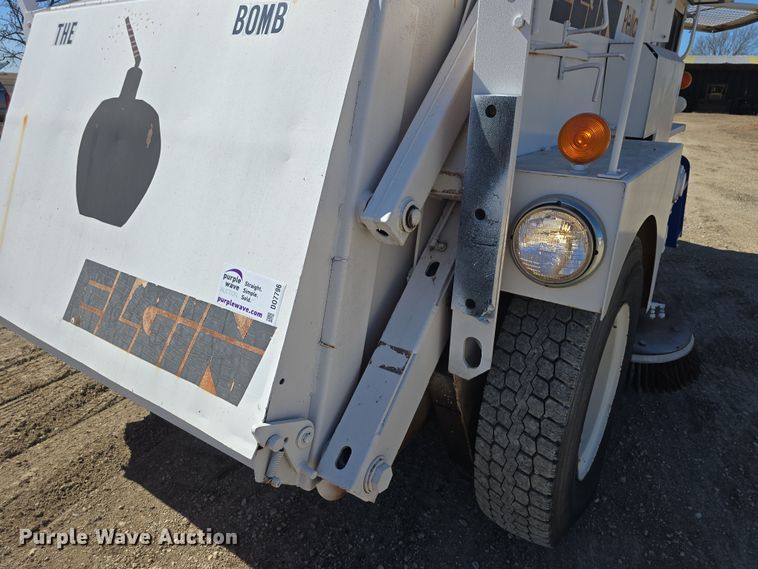 image for item DO7796 1992 Elgin Pelican Series SE street sweeper