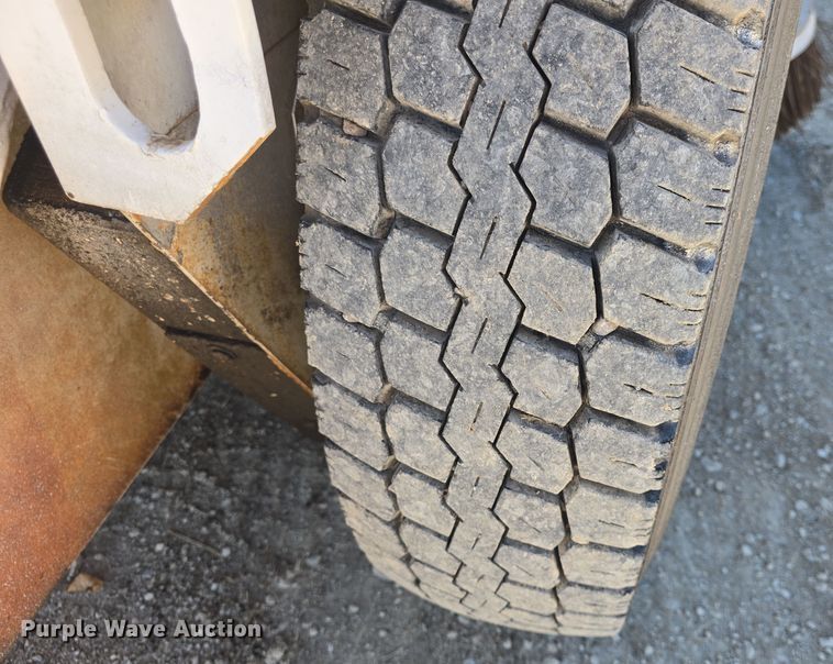 image for item DO7796 1992 Elgin Pelican Series SE street sweeper