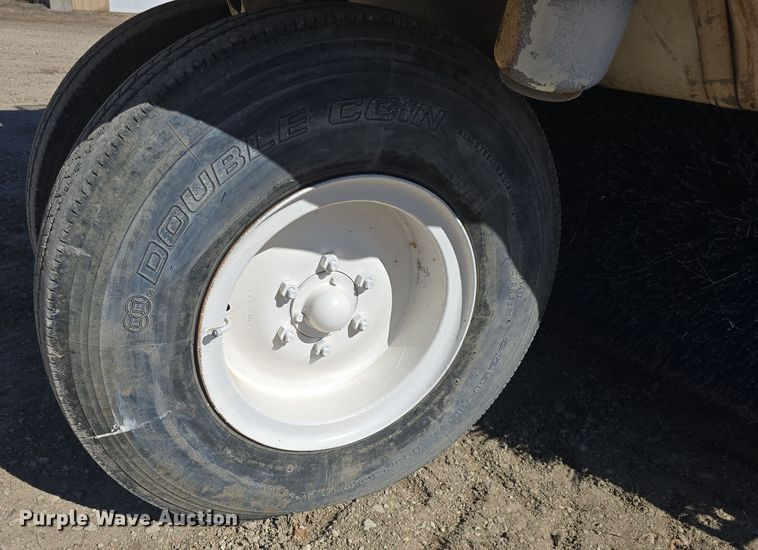 image for item DO7796 1992 Elgin Pelican Series SE street sweeper