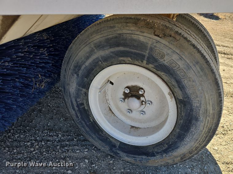 image for item DO7796 1992 Elgin Pelican Series SE street sweeper