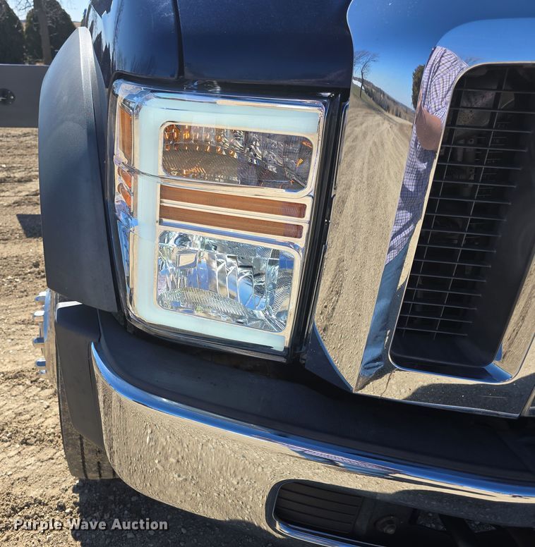 image for item DO7798 2010 Ford F550 Super Duty flatbed truck