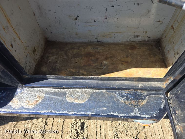 image for item DO7798 2010 Ford F550 Super Duty flatbed truck