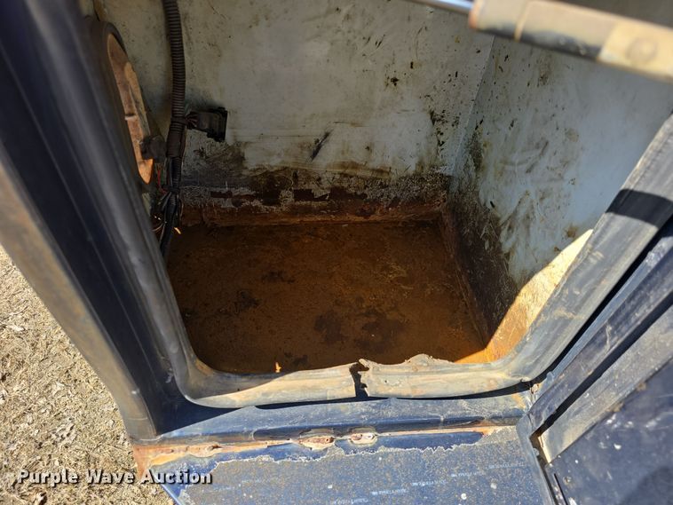 image for item DO7798 2010 Ford F550 Super Duty flatbed truck