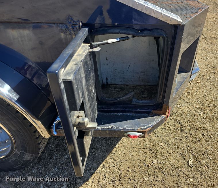 image for item DO7798 2010 Ford F550 Super Duty flatbed truck