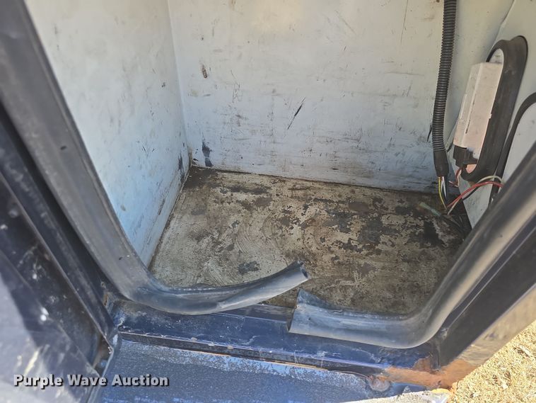 image for item DO7798 2010 Ford F550 Super Duty flatbed truck