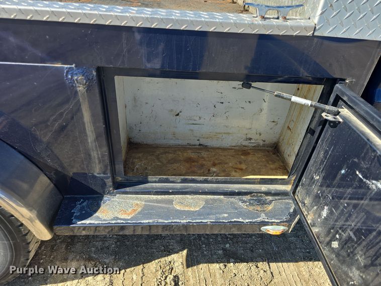 image for item DO7798 2010 Ford F550 Super Duty flatbed truck