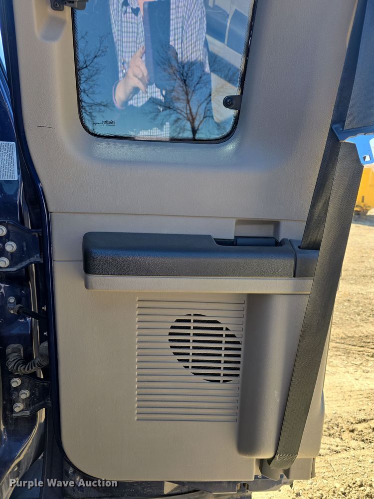 image for item DO7798 2010 Ford F550 Super Duty flatbed truck