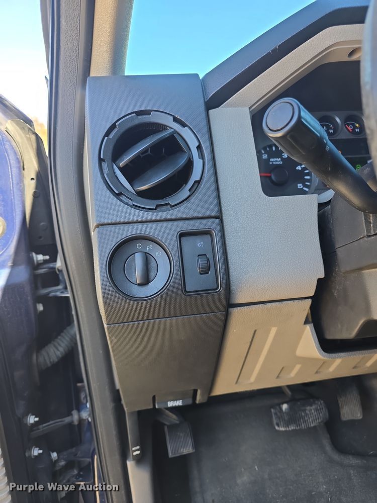 image for item DO7798 2010 Ford F550 Super Duty flatbed truck