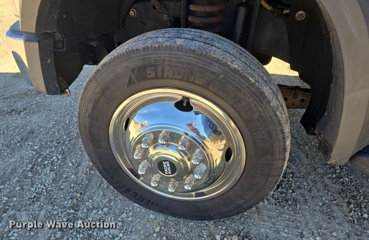 image for item DO7798 2010 Ford F550 Super Duty flatbed truck