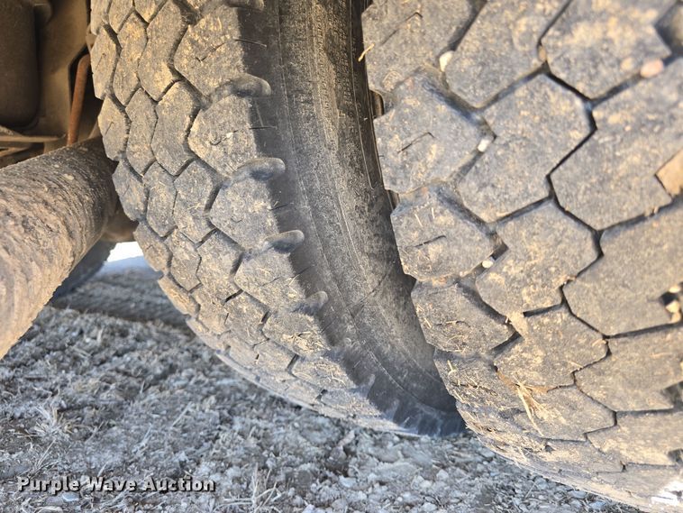 image for item DO7798 2010 Ford F550 Super Duty flatbed truck