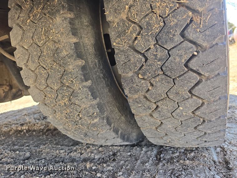 image for item DO7798 2010 Ford F550 Super Duty flatbed truck