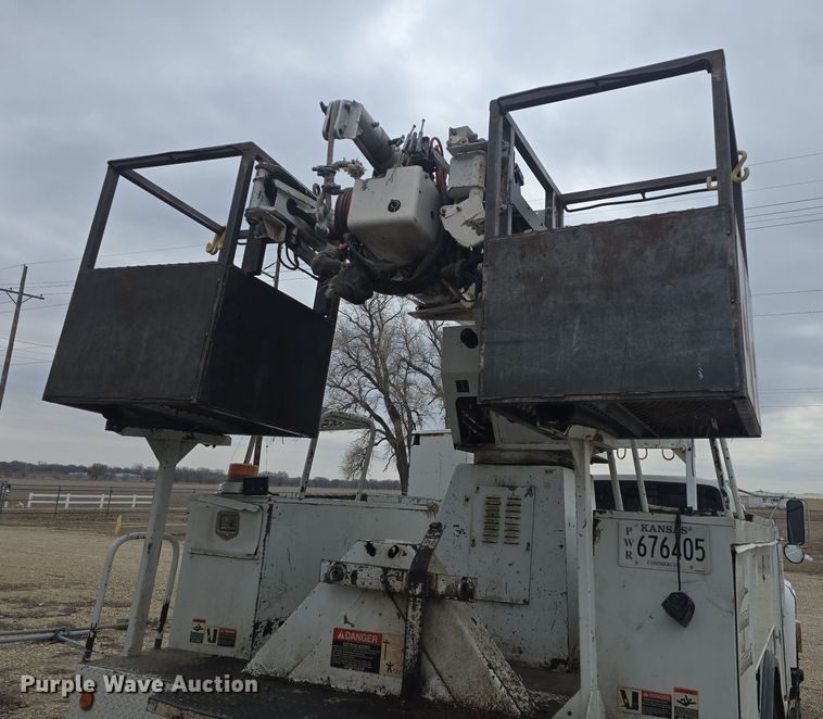 image for item DO7815 1995 Ford F800 bucket truck