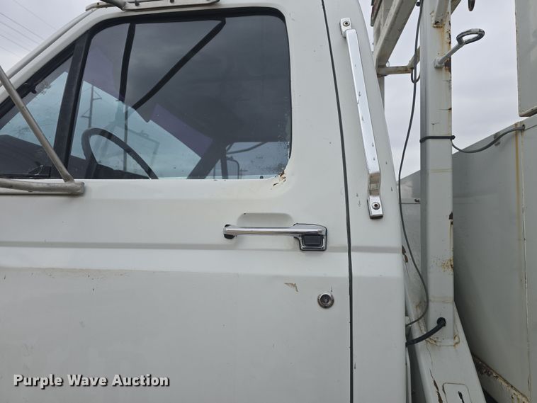 image for item DO7815 1995 Ford F800 bucket truck