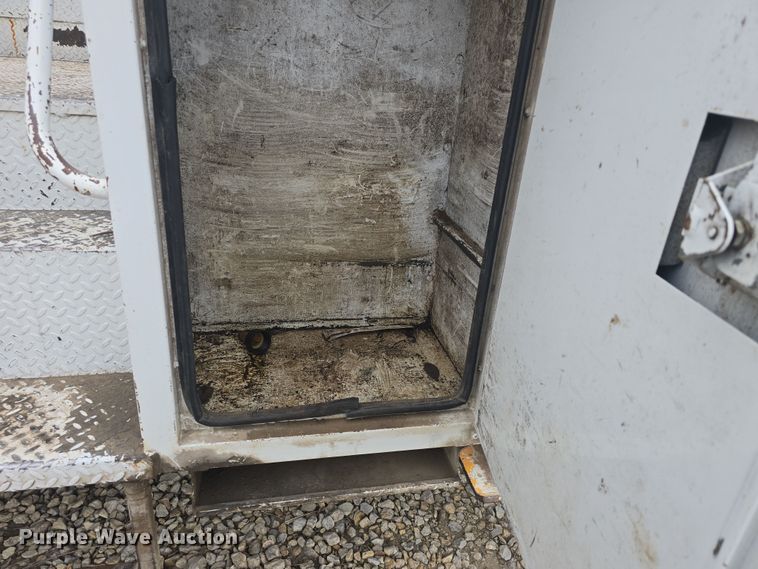 image for item DO7815 1995 Ford F800 bucket truck