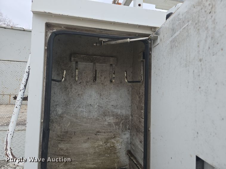 image for item DO7815 1995 Ford F800 bucket truck